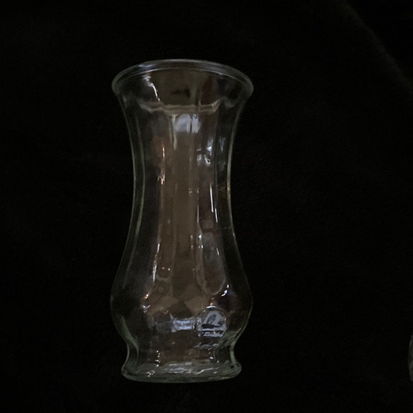 Vase of heavy pressed glass with sunburst bottom creating button look effect - Picture 1 of 4